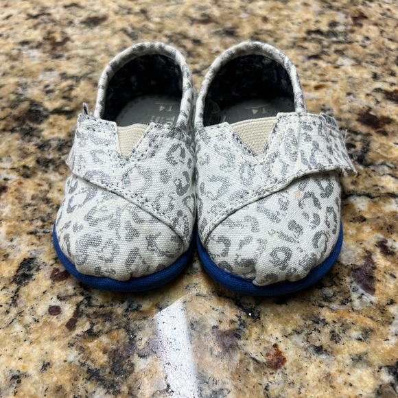 Toms Shoes Toms Tiny Classics Toddler Shoes Size 4 Silver Snow
